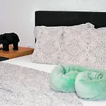 1 Bedroom Cozy In 브르시